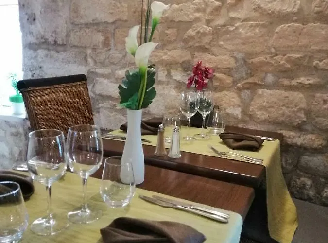 Hotel L'hostellerie De La Rivière 2*